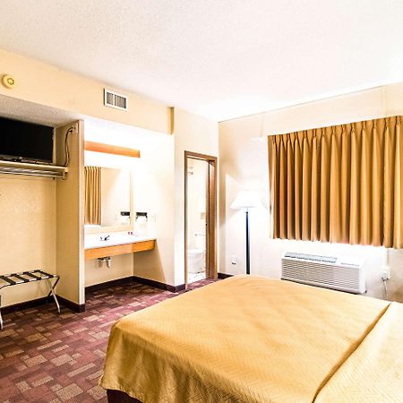 Econo Lodge Watertown Exteriör bild