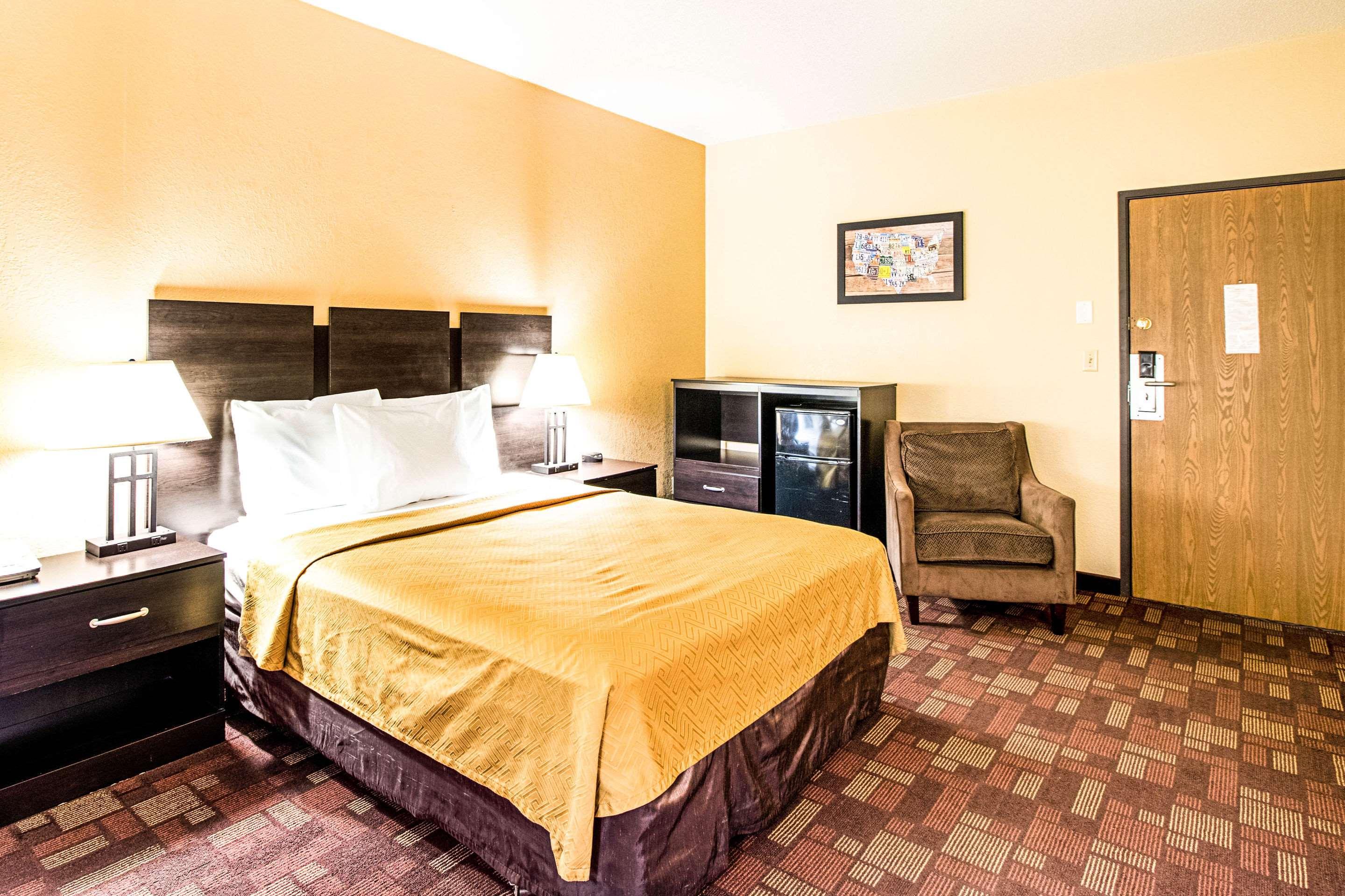 Econo Lodge Watertown Exteriör bild