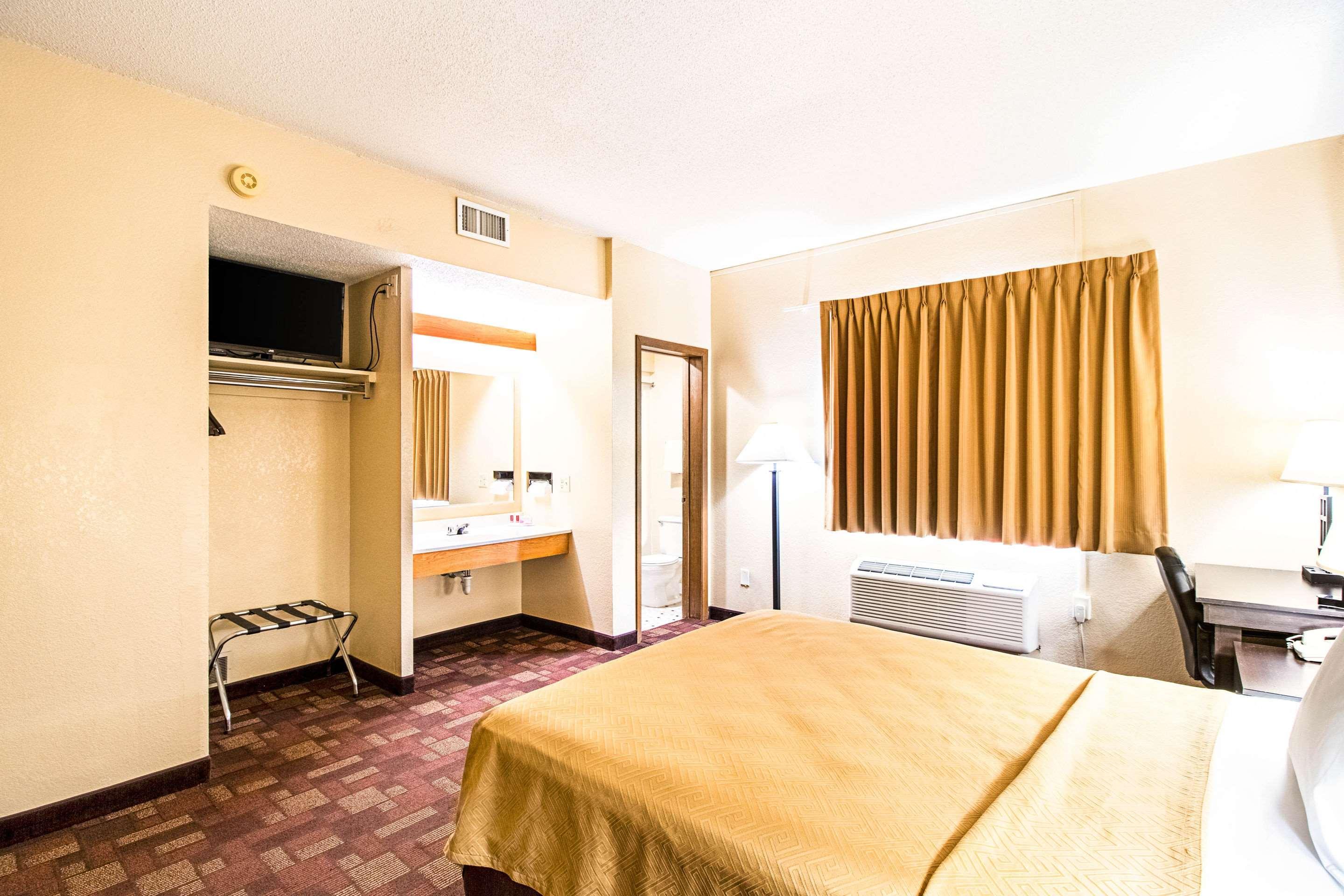 Econo Lodge Watertown Exteriör bild
