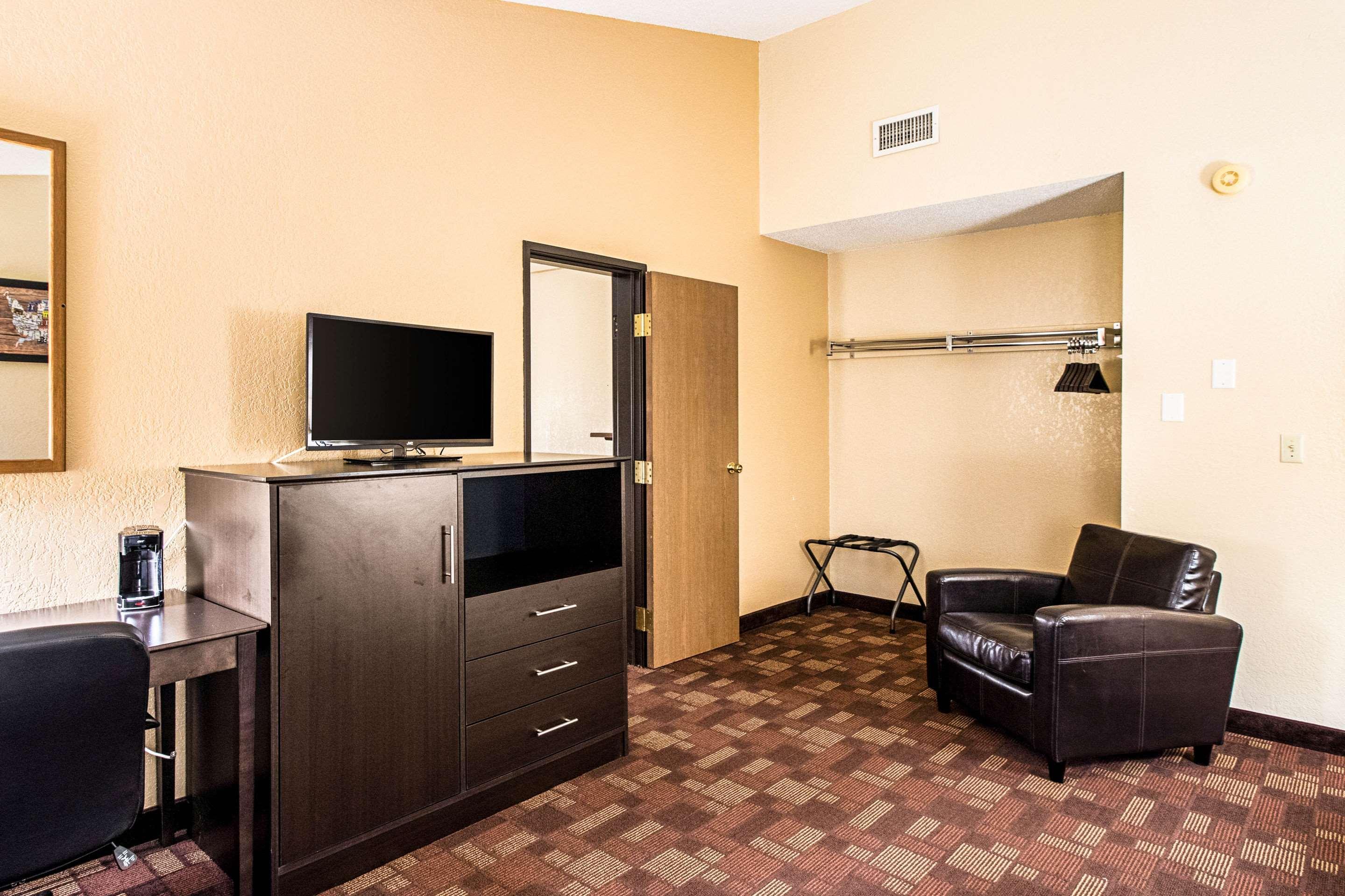 Econo Lodge Watertown Exteriör bild
