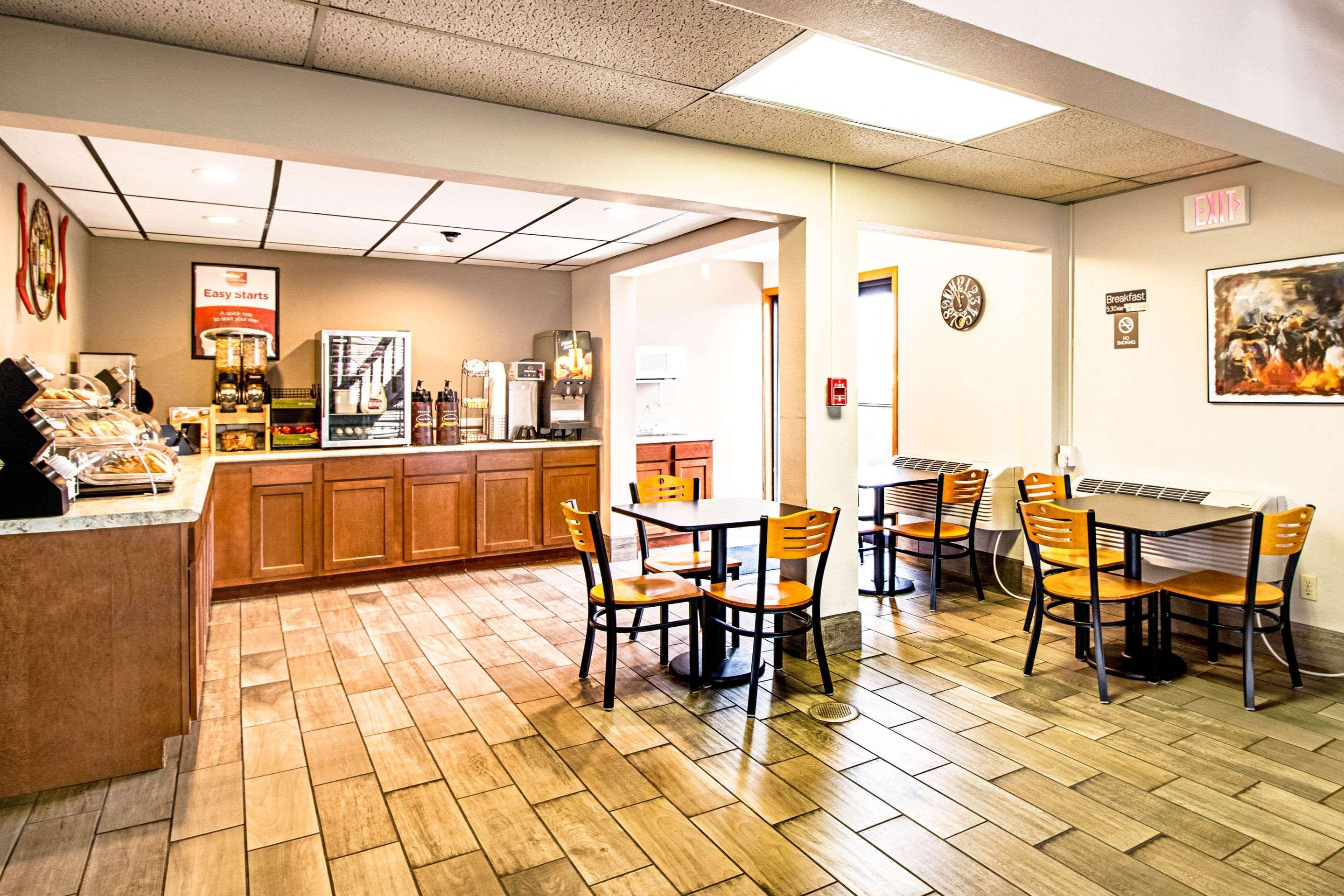 Econo Lodge Watertown Exteriör bild