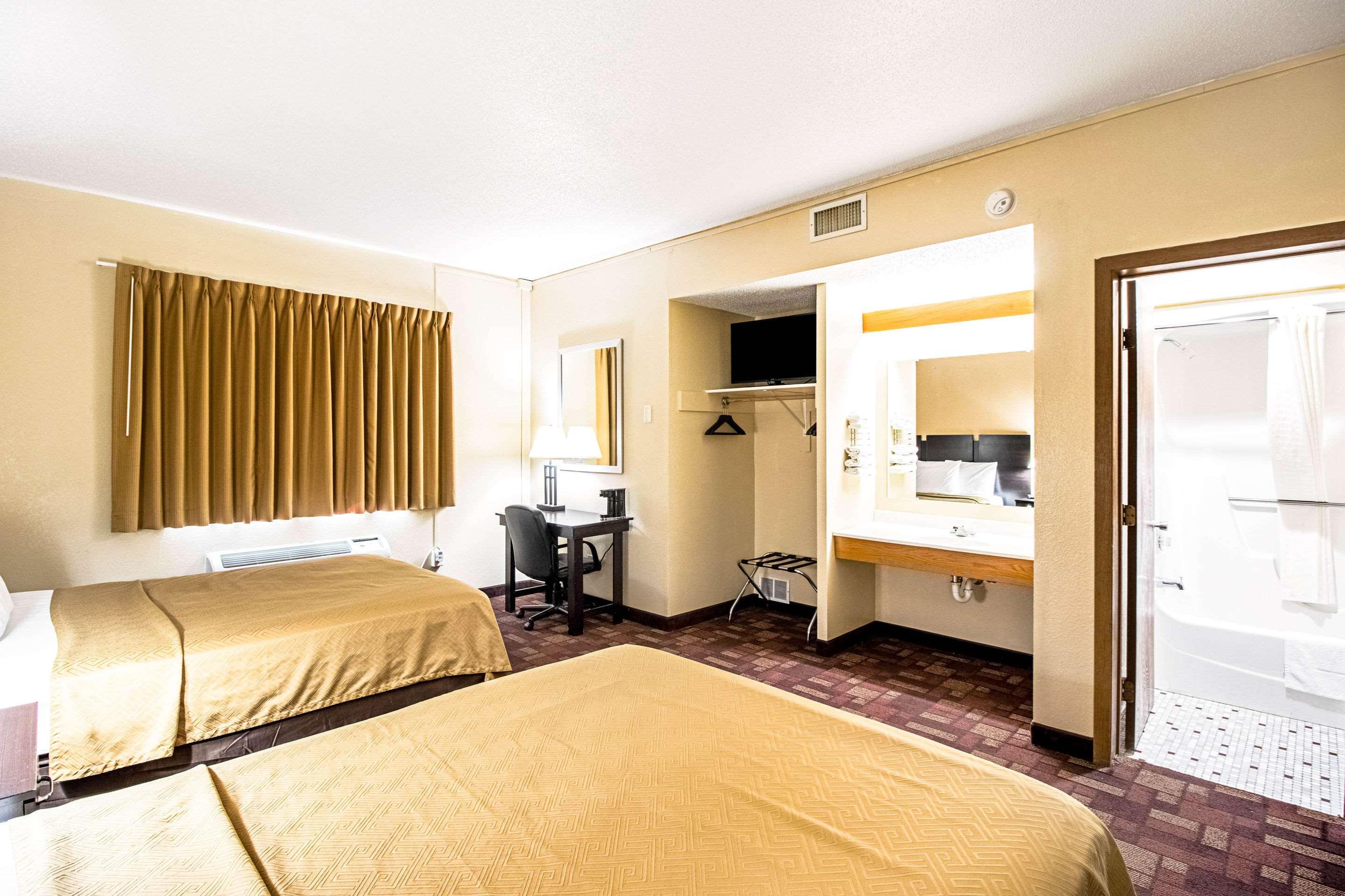 Econo Lodge Watertown Exteriör bild