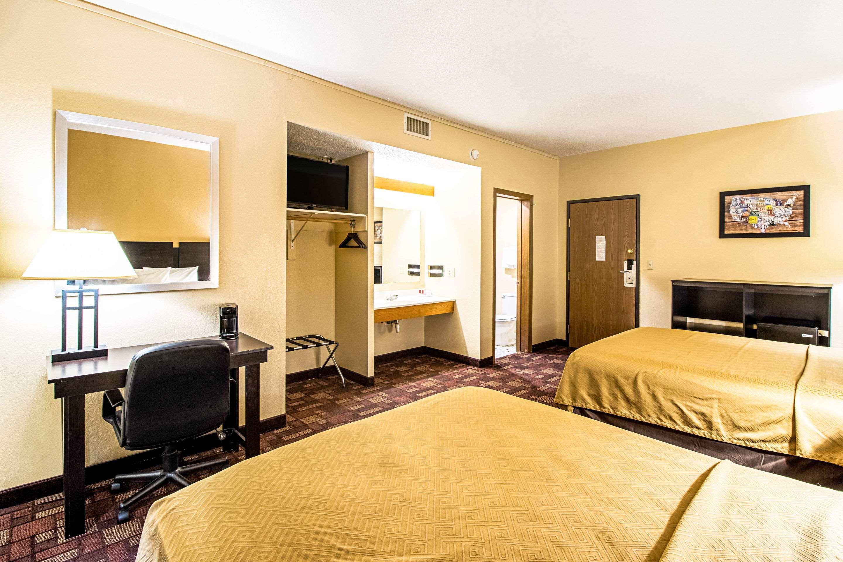 Econo Lodge Watertown Exteriör bild