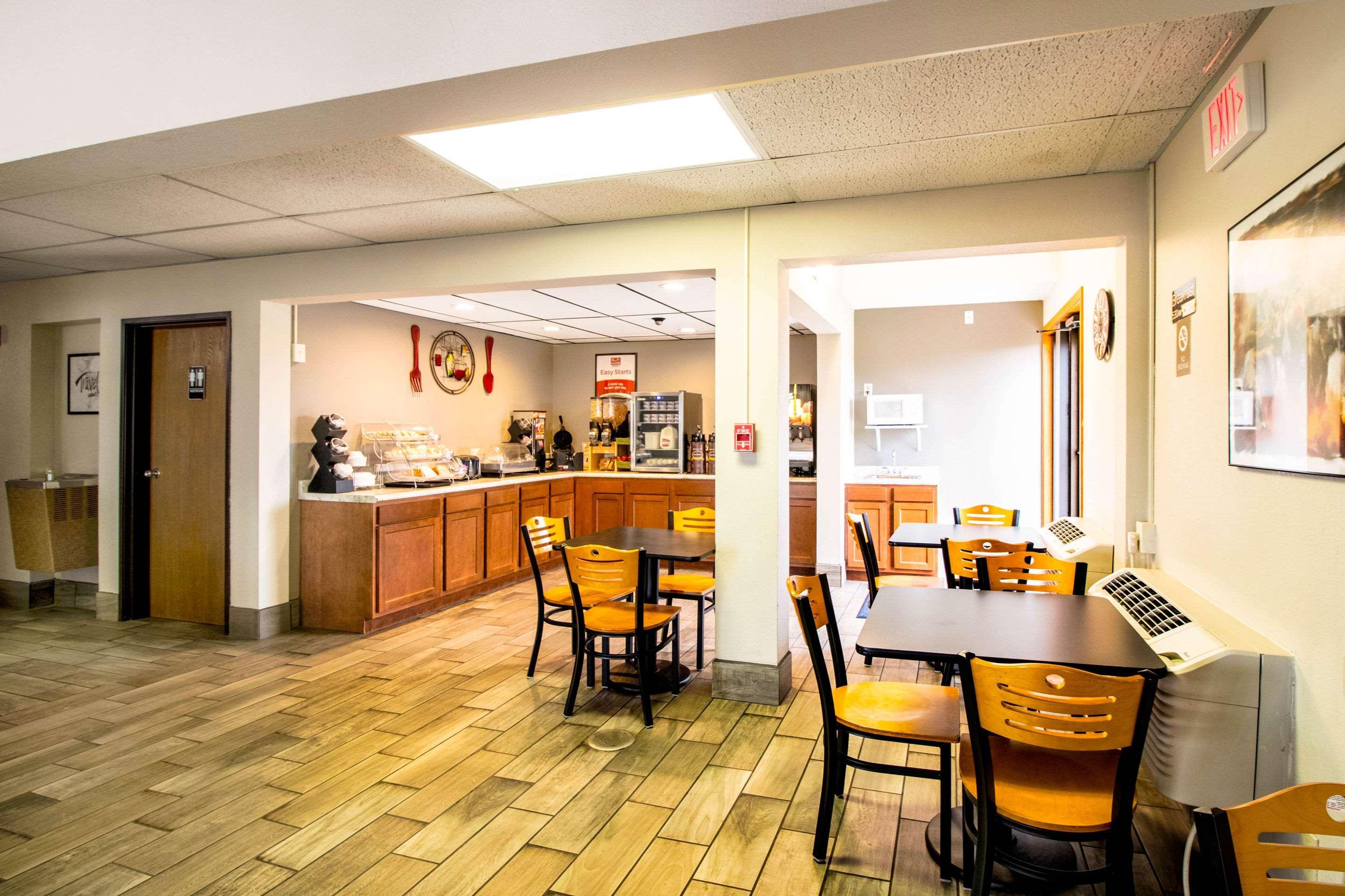 Econo Lodge Watertown Exteriör bild