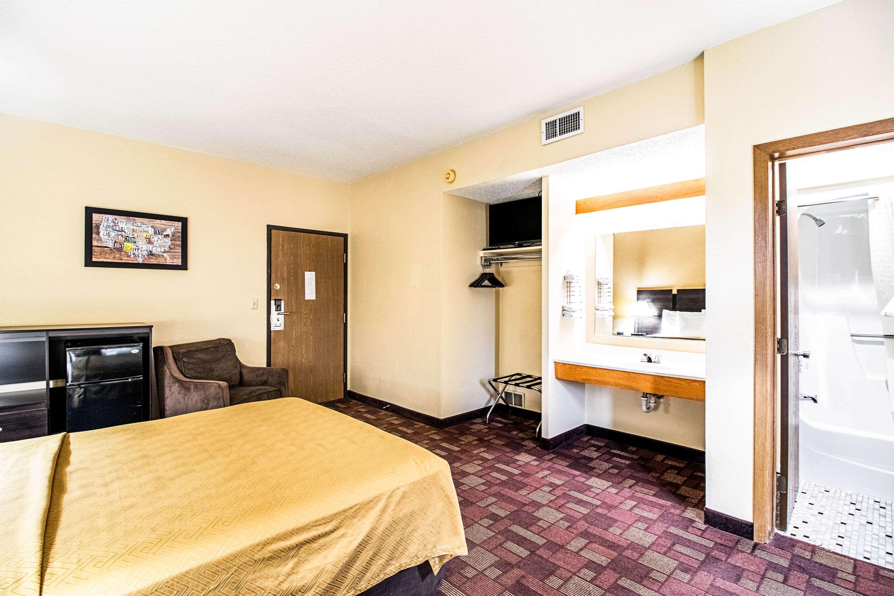 Econo Lodge Watertown Exteriör bild