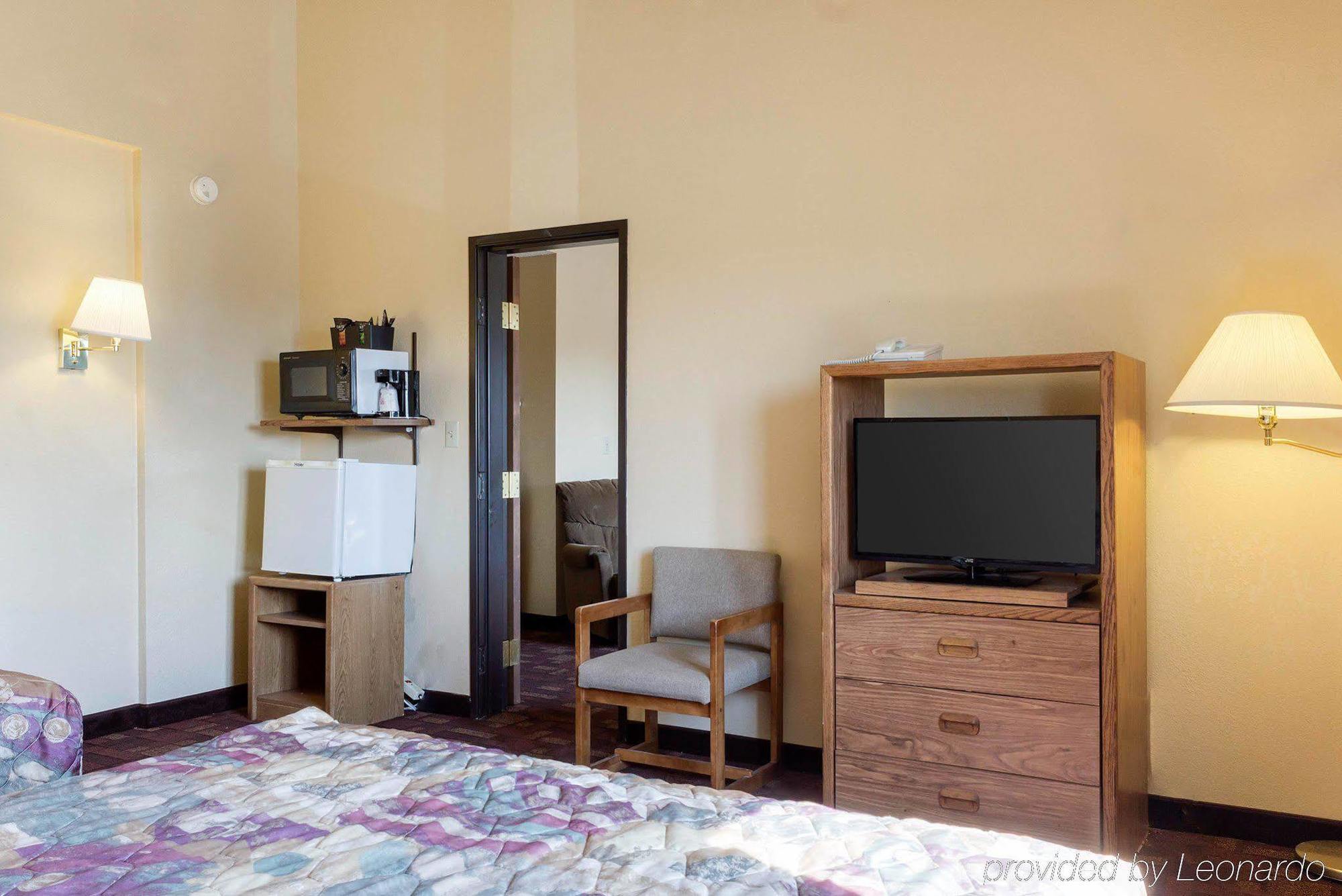 Econo Lodge Watertown Exteriör bild